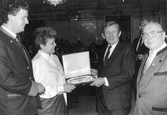 Kulturstadträtin Eleonore Hebenstreit und Peter Höckner bei der Über- reichung des Ehrenpreises durch Landeshauptmann Ludwig und dem langjährigen Obmann des NÖBV Leeb.